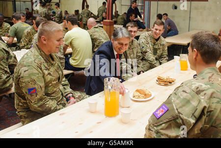 Verteidigungsminister Philip Hammond spricht bei einem Besuch der provisorischen Kaserne der Armee am Tobacco Dock, einem ehemaligen Einkaufszentrum im Osten Londons, mit den Truppen. Stockfoto