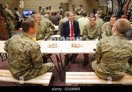 Verteidigungsminister Philip Hammond spricht bei einem Besuch der provisorischen Kaserne der Armee am Tobacco Dock, einem ehemaligen Einkaufszentrum im Osten Londons, mit den Truppen. Stockfoto