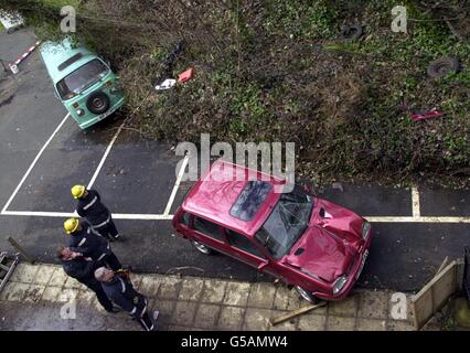 Feuerwehrleute bereiten sich darauf vor, nach einem Erdrutsch über Nacht Autos vom hinteren Parkplatz des Shanklin Esplanade Hotels in Shanklin, Isle of Wight, zu entfernen. 6 Menschen wurden verletzt, als ein 6,000 Tonnen schwerer Schlammlawine das Strandhotel traf, ein ratsbeamter. * die Rutsche ereignete sich gestern Abend um 21.25 Uhr, als Teile der 150 Meter hohen Felswand auseinander fielen und in die Rückseite des Shanklin Beach Hotels fielen. Stockfoto