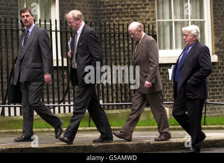 Eine Delegation der National Farmers Union kommt in der Downing Street zu einem Treffen mit Premierminister Tony Blair und Landwirtschaftsminister Nick Brown an. * (L-R) Generaldirektor Richard Macdonald, Präsident Ben Gill, Präsident der Ulster Farmers' Union, Douglas Rowe, und Präsident der NFU Cymru, Hugh Richards. Stockfoto