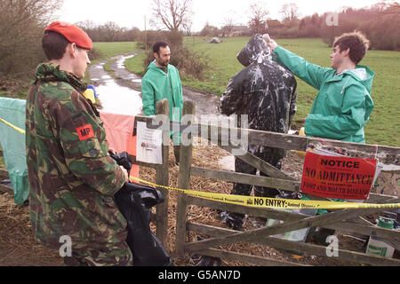 Mitglied eines Logistik-Teams der Armee, Sergeant Ewan Henderson von 3 Regiment Royal Military Police, beaufsichtigt das Landwirtschaftsministerium, während sie sich auf der Holmes Farm in der Nähe von Hatherleigh in Devon desinfizieren. * EIN Sprecher des Premierministers sagte, dass die Regierung "ihr Spiel" in Bezug auf die Logistik "aufstocken", mit mehr Rendering-Anlage jetzt verfügbar, und Armee Logistik-Teams im Ort auch in Cumbria. Stockfoto