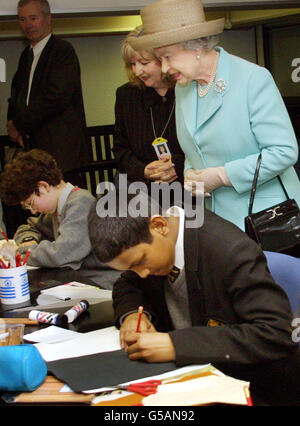 Queen Elizabeth II blickt Kindern beim Besuch der Pimlico Library in London über die Schulter. Sie besuchte die Bibliothek als Teil eines 'Buch-Themen' Tages, wo sie berühmte Autoren traf. * ... besuchte eine Buchhandlung und Verlage, bevor sie in der öffentlichen Bibliothek zu Ende ging. Stockfoto