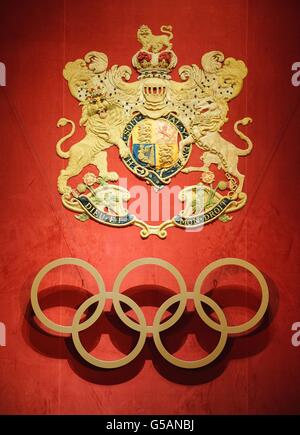 Das Wappen der britischen Königsfamilie ist neben den olympischen Ringen bei einem Empfang für Mitglieder des Internationalen Olympischen Komitees im Buckingham Palace im Zentrum Londons zu sehen. Stockfoto
