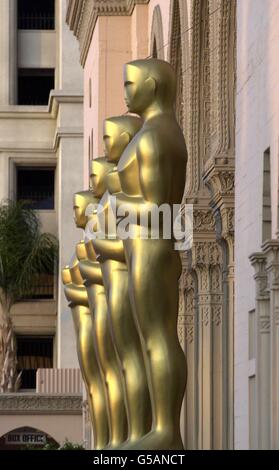 18. FEBRUAR: An diesem Tag im Jahr 1929 wurden die Gewinner der ersten Academy Awards im Variety Magazine veröffentlicht. Riesige Oscar-Statuen säumen das Shrine Auditorium in Los Angeles, dem Veranstaltungsort der 73. Academy Awards Zeremonie. Das Gerüst entlang des roten Teppichs für die Academy Awards Zeremonie brach am 22/03/01 zusammen und verletzte fünf Arbeiter, einen ernsthaft. Stockfoto