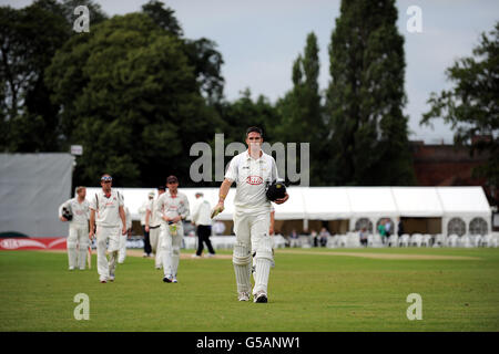 Surreys Kevin Pietersen verlässt das Feld am Ende von Tag drei, 234 nicht gegen Lancashire. Stockfoto