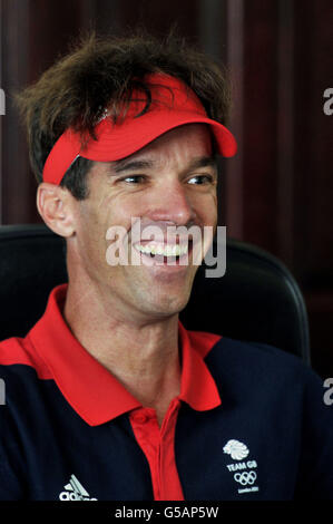 Der britische Radfahrer David Millar spricht während einer Pressekonferenz in Surrey vor den Olympischen Spielen 2012 in London. Stockfoto