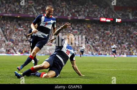 Der Großbritanniens Craig Bellamy feiert mit Tom Cleverley, nachdem er das Eröffnungstreffer beim Spiel Großbritannien gegen Senegal, Mens Football, First Round, Group A in Old Trafford, Manchester, erzielt hat. Stockfoto