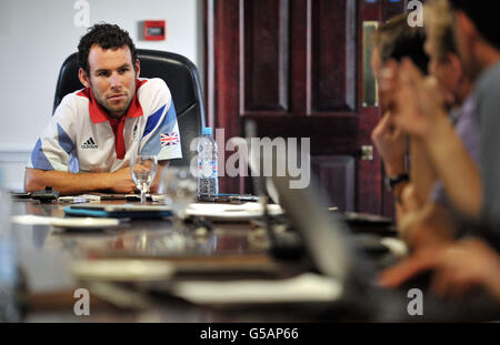 Der britische Radfahrer Mark Cavendish spricht während einer Pressekonferenz in Surrey vor den Olympischen Spielen 2012 in London. Stockfoto