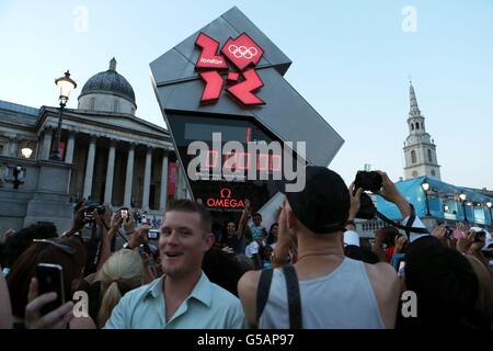 Olympische Spiele In London - Aktivitäten Vor Den Spielen - Donnerstag. Die Londoner 2012-Uhr auf dem Trafalgar Square zählt auf einen Tag vor Beginn der Olympischen Spiele. Stockfoto