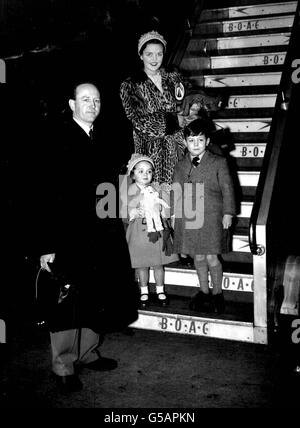 1952: Leutnant-Commander Michael Parker, Privatsekretär des Herzogs von Edinburgh, abgebildet mit seiner Frau Eileen und ihren Kindern - Michael, 8, und Julie, 4, - als sie an Bord eines BOAC-Linienschiffes nach Sydney am Londoner Flughafen für einen Urlaub stiegen. Stockfoto