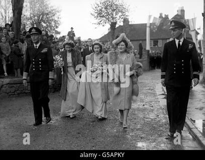 Drei Königliche Prinzessinnen waren Brautjungfern bei der Hochzeit der Hon.Patricia Mountbatten mit Kapitän Lord Brabourne. Hier, in der Abtei von Romsey angekommen, befinden sich König George VI., Königin Elizabeth, Prinzessin Elizabeth (2. L), Prinzessin Margaret und Leutnant Philip Mountbatten (r). Stockfoto