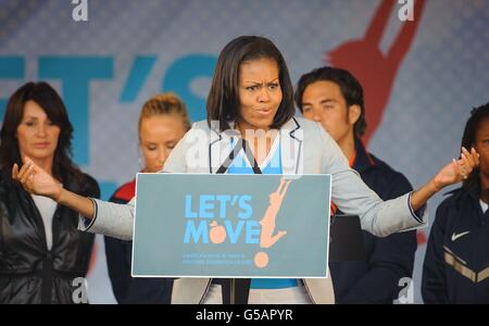US First Lady Michelle Obama spricht bei einem "Let's move!" Veranstaltung für die Familien des US-Militärpersonals im Winfield House im Regent's Park im Zentrum von London. Stockfoto