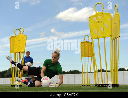 Neuseeländische Torhüterin Jenny Bindon beim Training auf den Sportplätzen der Cardiff University Stockfoto