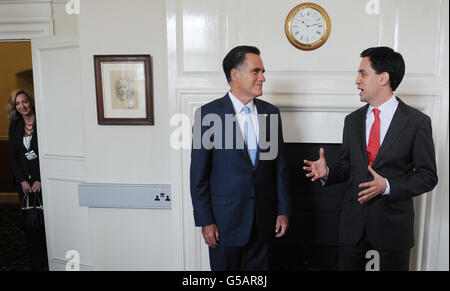 Labour-Chef Ed Miliband begrüßt den US-Präsidentschaftskandidaten Mitt Romney heute in sein Büro im House of Commons in London. Stockfoto