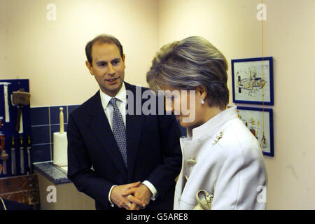 Der Graf und die Gräfin von Wessex besuchen das Ressourcenzentrum der Behinderteninitiative in Camberley, Surrey. Stockfoto