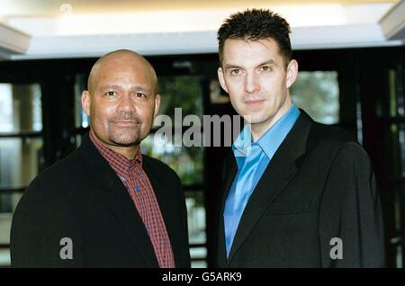 Der Brookside-Schauspieler Louis Emerick (L), der Mick Johnson spielt, und Radio One DJ Tim Westwood beim CRE-Rennen (Commission for Race Equality) bei den Media Awards, das im Savoy Hotel in London stattfand. Emerick gewann den Preis Media Personality of the Year. Stockfoto