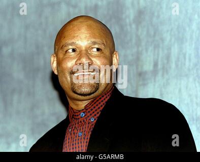 Brookside Schauspieler Louis Emerick, der Mick Johnson spielt, beim CRE (Commission for Race Equality) Race in the Media Awards, das im Savoy Hotel in London stattfand. Emerick gewann den Preis Media Personality of the Year. Stockfoto