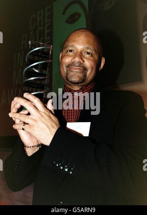 Brookside Schauspieler Louis Emerick, der Mick Johnson spielt, beim CRE (Commission for Race Equality) Race in the Media Awards, das im Savoy Hotel in London stattfand. Emerick gewann den Preis Media Personality of the Year. Stockfoto