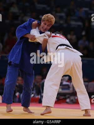 Großbritanniens Judospielerin Sophie Cox während ihrer Niederlage gegen die nordkoreanische AE Kum an. Stockfoto