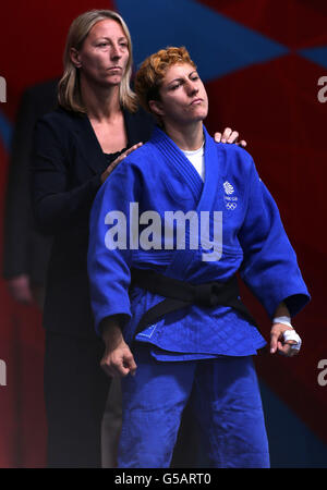 Olympische Spiele In London - Tag 2. Die britische Judospielerin Sophie Cox mit Cheftrainer Kate Howey vor ihrer Niederlage gegen die nordkoreanische AE Kum an. Stockfoto