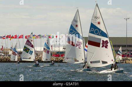 Olympische Spiele In London - Tag 2. Die Laser Fleet verlässt die Weymouth and Portland Sailing Academy am ersten Tag des Rennens bei den Olympischen Spielen. Stockfoto