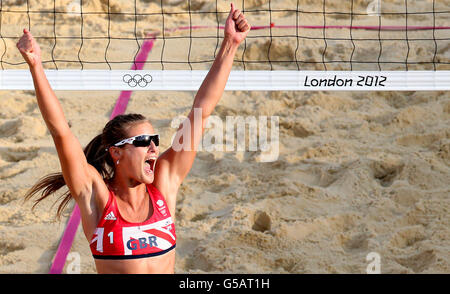 Die britische Zara Dampney reagiert, als sie und ihre Partnerin Shauna Mullin (nicht abgebildet) am zweiten Tag der Olympischen Spiele 2012 in London ihr Spiel Women's Beach Volleyball Pool F gegen Kanada bei der Horse Guards Parade in London gewinnen. Stockfoto