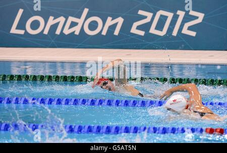 Die britische Rebecca Adlington (Rückseite) während ihres 400 m Freistil-Finales für Frauen im Aquatics Centre, London. Stockfoto