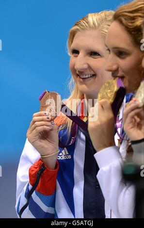 Die britische Rebecca Adlington (links) feiert mit ihrer Bronzemedaille Nach dem dritten Platz im 400m Freistil Finale der Damen Stockfoto