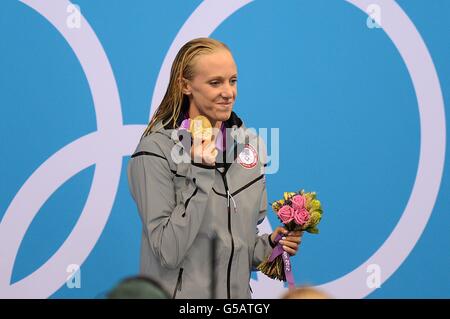 Die US-amerikanische Dana Vollmer feiert nach dem Goldsieg auf dem Podium Beim Finale der 100-m-Schmetterlinge für Frauen Stockfoto