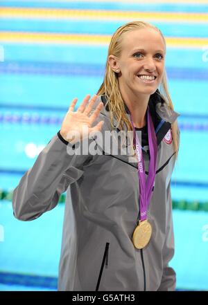 Die US-Amerikanerin Dana Vollmer feiert nach ihrem Sieg mit ihrer Goldmedaille Das Finale des 100m Schmetterlings für Frauen Stockfoto