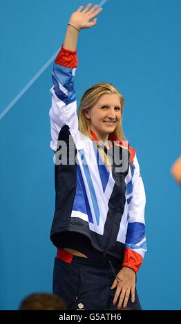 Olympische Spiele In London - Tag 2. Die britische Rebecca Adlington (links) feiert auf dem Podium, nachdem sie beim 400-m-Freistil-Finale der Frauen die dritte wurde Stockfoto