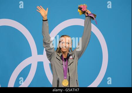 Die US-amerikanische Dana Vollmer feiert nach dem Goldsieg auf dem Podium Beim Finale der 100-m-Schmetterlinge für Frauen Stockfoto