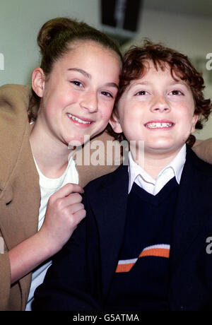 Die Kinderdarsteller Daryl Sabara (rechts) und Alexa Vega, die im Film die Hauptrolle spielen, kommen zur Premiere von „Spy Kids“ im Odeon-Kino am Leicester Square, London. Stockfoto
