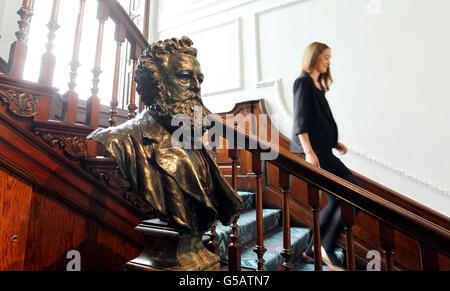 Die Kuratorin der Galerie Anna Mason Walks kam während einer Vorschau auf die renovierte William Morris Gallery in Walthamstow, Ost-London, an einer Büste von William Morris vorbei. Stockfoto