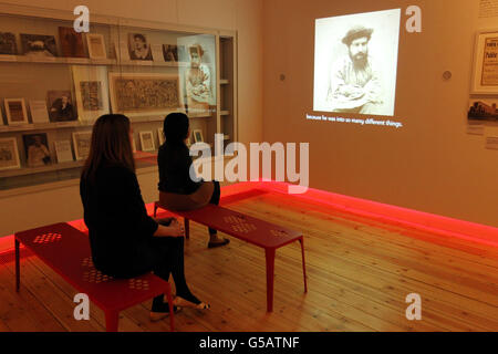 Galeriekuratorin Anna Mason (links) und eine namenlose Frau betrachten die Exponate während einer Vorschau auf die renovierte William Morris Gallery in Walthamstow, Ost-London. Stockfoto