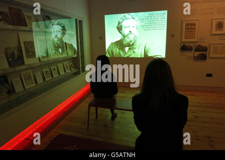 Galeriekuratorin Anna Mason (links) und eine namenlose Frau betrachten die Exponate während einer Vorschau auf die renovierte William Morris Gallery in Walthamstow, Ost-London. Stockfoto