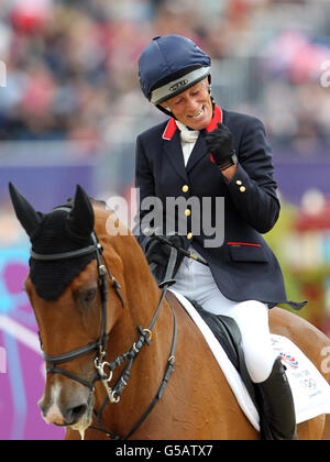 Die britische Mary King feiert am vierten Tag der Olympischen Spiele in London im Greenwich Park, London, den Imperial Cavalier beim Team Eventing Jumping Final. Stockfoto