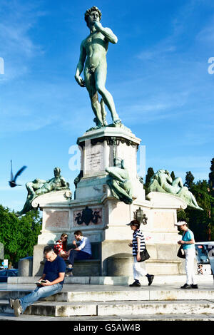 Bronzeguss von David mit Blick auf Florenz von der Mitte des Piazzale Michelangelo. Florenz, Toskana, Italien, Europa Stockfoto