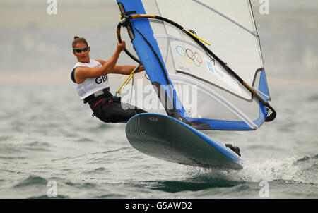 Olympische Spiele In London - Tag 4. Die britische Bryony Shaw ist heute mit ihrem RS:X-Windsurfer bei den Olympischen Spielen 2012 in London in Weymouth Bay in Aktion. Stockfoto