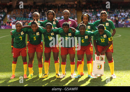 Kamerun-Teamgruppe (hintere Reihe von links nach rechts) Madaleine Ngono Mani, Adrienne Iven, Torhüterin Annette NGO Ndom, Jeannette Yango und Bebey Beyene (vordere Reihe von links nach rechts) Gabrielle Onguene, Augustine Ejangue, Claudine Meffometou, Christine Manie, Francine Zouga und Francoise Bella während der Großbritannien / Kamerun, Gruppe E, Frauenfußballspiel im Millennium Stadium, Cardiff am ersten Tag der Olympischen Spiele 2012 in London. Stockfoto