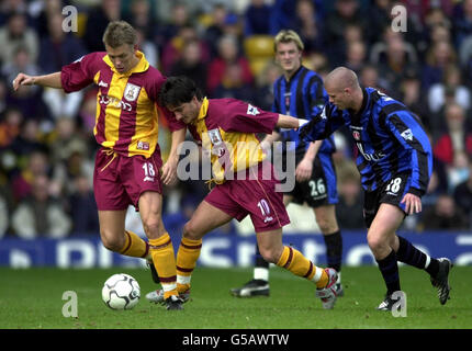 Gunnar Halle von Bradford City (links) und Benito Carbone schützen den Ball vor Charltons Paul Konchesky (rechts) während des FA Carling Premiership-Spiels bei der Valley Parade in Bradford. Stockfoto