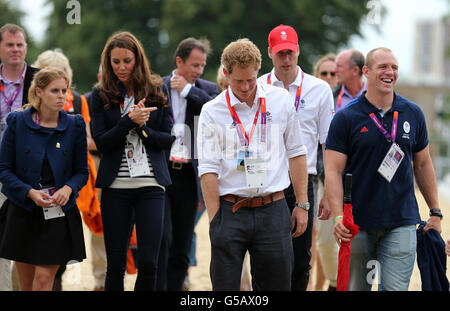 Mitglieder der königlichen Familie (von links nach rechts) Prinzessin Beatrice, die Herzogin von Cambridge, Prinz Harry, der Herzog von Cambridge und Mike Tindall, nachdem die britische Zara Phillips am vierten Tag der Olympischen Spiele in London im Greenwich Park, London, eine Silbermedaille im Team Eventing gewonnen hatte. Stockfoto