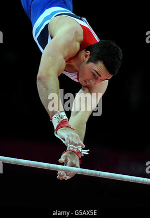 Kristian Thomas aus Großbritannien tritt am fünften Tag der Olympischen Spiele 2012 in London beim "Artistic Gymnastics Men's All Round"-Finale in der North Greenwich Arena in London an den Parallelbars an. Stockfoto