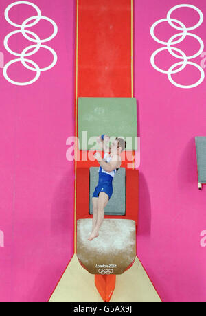 Der britische Daniel Purvis tritt beim Artistic Gymnastics Men's All Round Finale in der North Greenwich Arena in London am Gewölbe an. Stockfoto