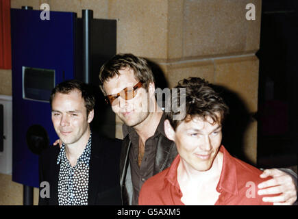 Der Regisseur des Films Harald Zwart (L) und Mitglieder der Popband A-ha - Leadsänger Morten Harket (R) und Magne Furuholmen - bei der Weltpremiere von "One Night at McCool's" im Warner West End Kino, im Londoner Leicester Square. Stockfoto