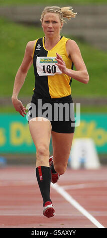 Kilkenny City Harriers AC 400 m Läufer Catriona Cuddihy während der Woodies DIY Senior Track and Field Championships of Ireland im Morton Stadium, Santry. Stockfoto