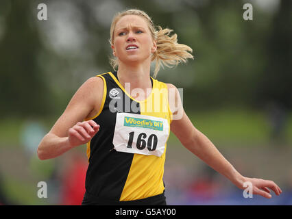 Kilkenny City Harriers AC 400 m Läufer Catriona Cuddihy während der Woodies DIY Senior Track and Field Championships of Ireland im Morton Stadium, Santry. Stockfoto