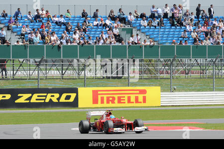 Scuderia Ferrari-Fahrer Fernando Alonso fährt beim Grand Prix von Großbritannien an leeren Plätzen vorbei auf dem Silverstone Circuit in Silverstone. Stockfoto