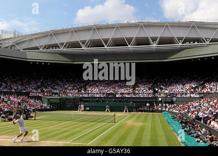 Tennis - Wimbledon Championships 2012 - Tag dreizehn - The All England Lawn Tennis and Croquet Club. Allgemeine Sicht auf das Centre Court als der Schweizer Roger Federer gegen den Briten Andy Murray dient Stockfoto
