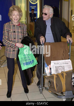 Schauspieler Kirk Douglas mit seiner Frau Anne verlässt den Flughafen Heathrow, um nach Los Angeles zurückzukehren, nachdem er ein Interview mit Michael Parkinson aufgenommen hat. Stockfoto